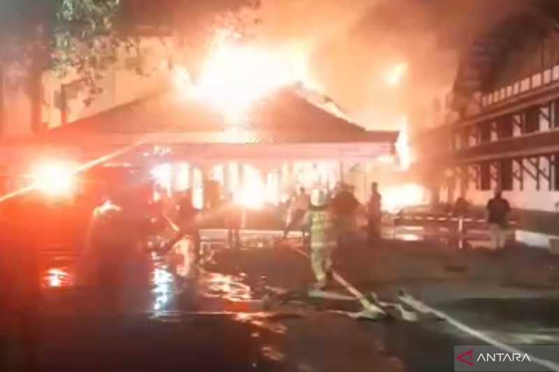 Gara-gara Korsleting Listrik, Area Pos Bloc Pasar Baru Hangus Terbakar