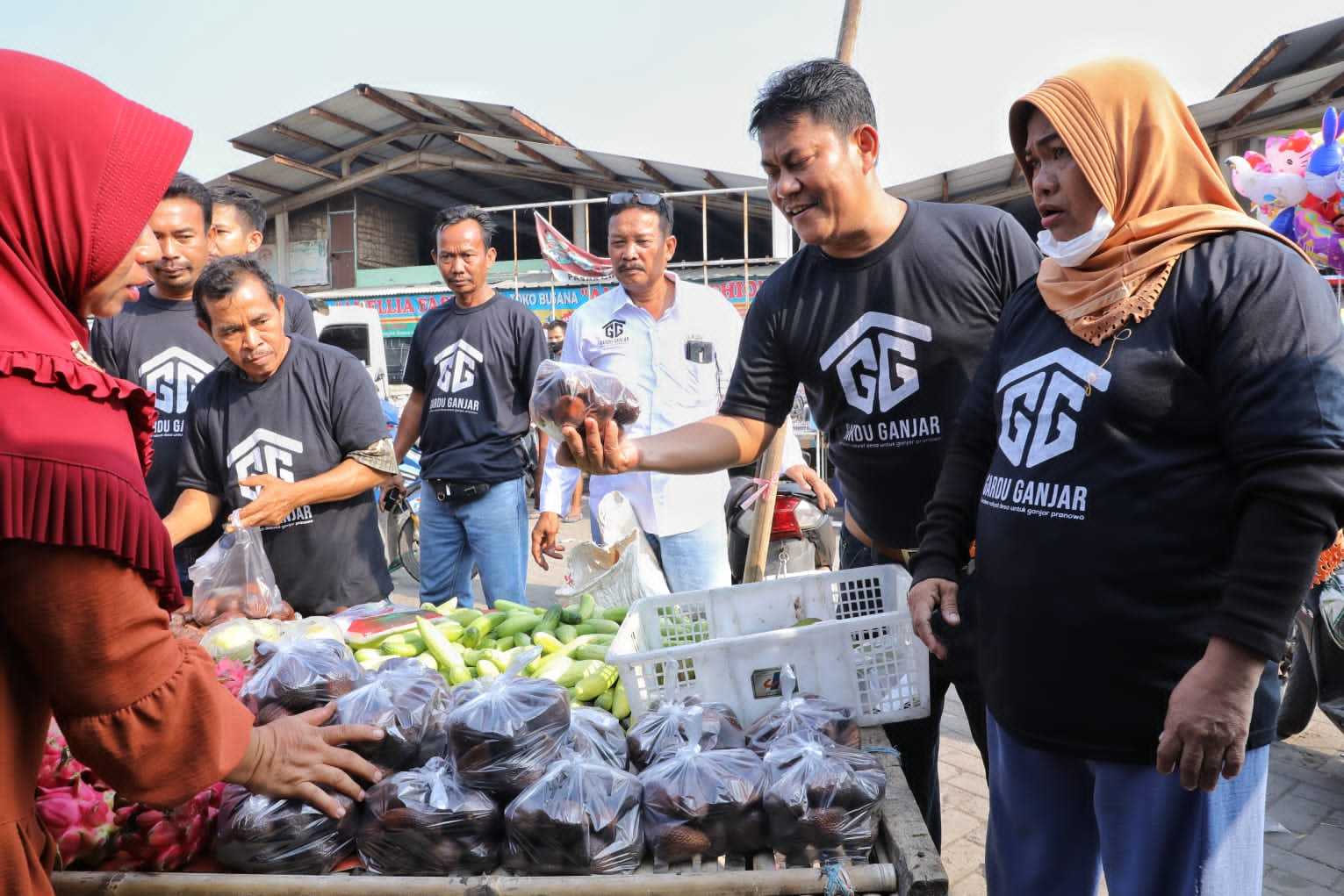 Gardu Ganjar Berbagi Sayur hingga Deklarasi Dukungan Bersama Pedagang di Pasar Cikande 1