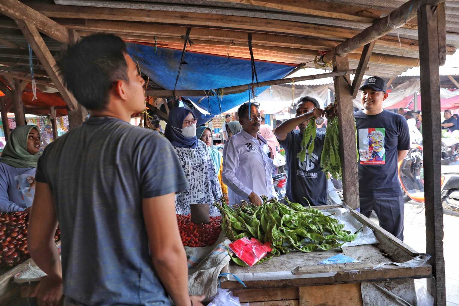 Gardu Ganjar Berbagi Sayur hingga Deklarasi Dukungan Bersama Pedagang di Pasar Cikande 2