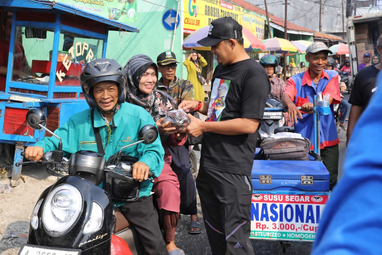 Gardu Ganjar Berbagi Sayur hingga Deklarasi Dukungan Bersama Pedagang di Pasar Cikande 3