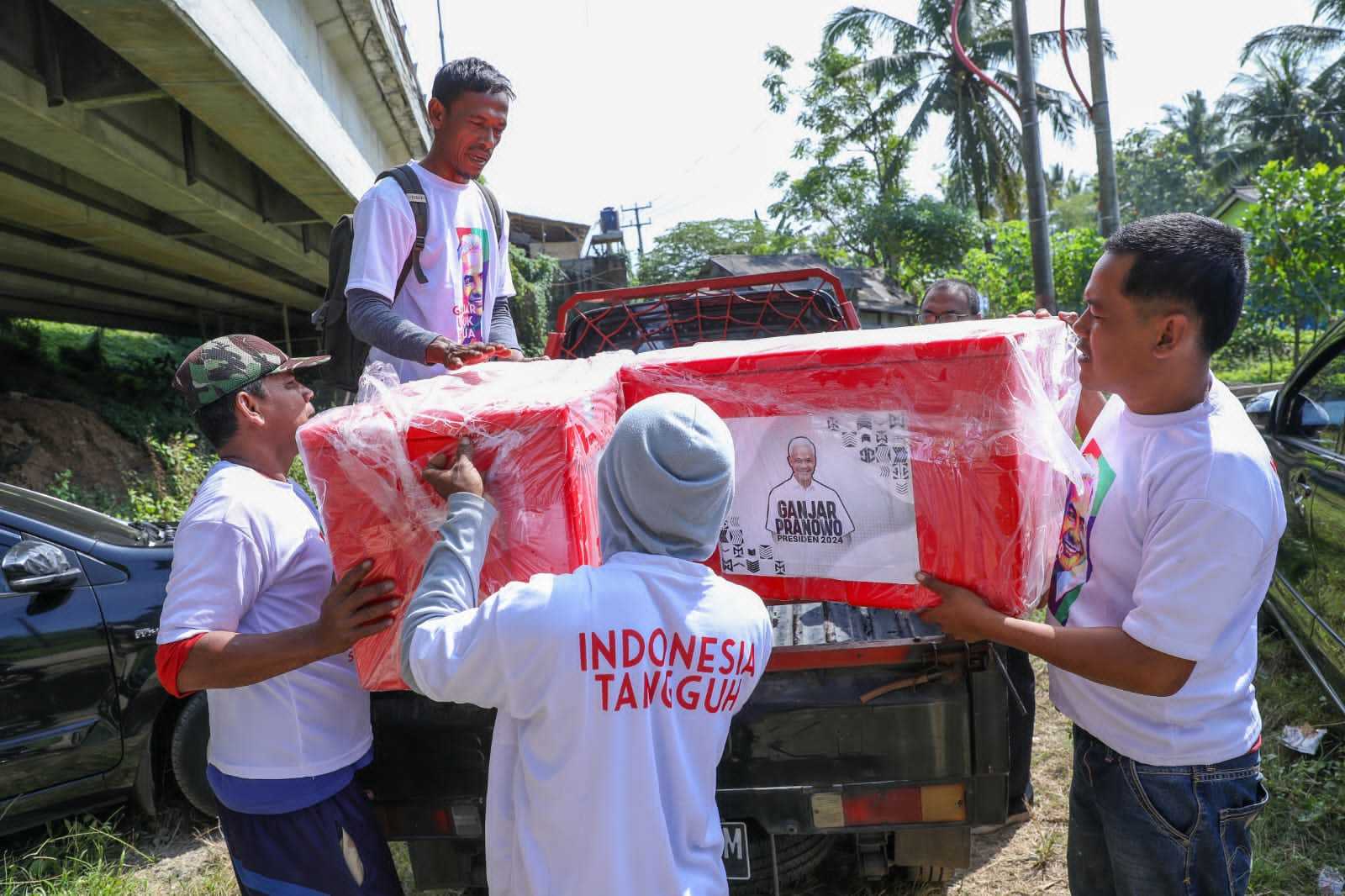 Gardu Ganjar Beri Bantuan Boks Ikan untuk Nelayan di TPI Bayah 1