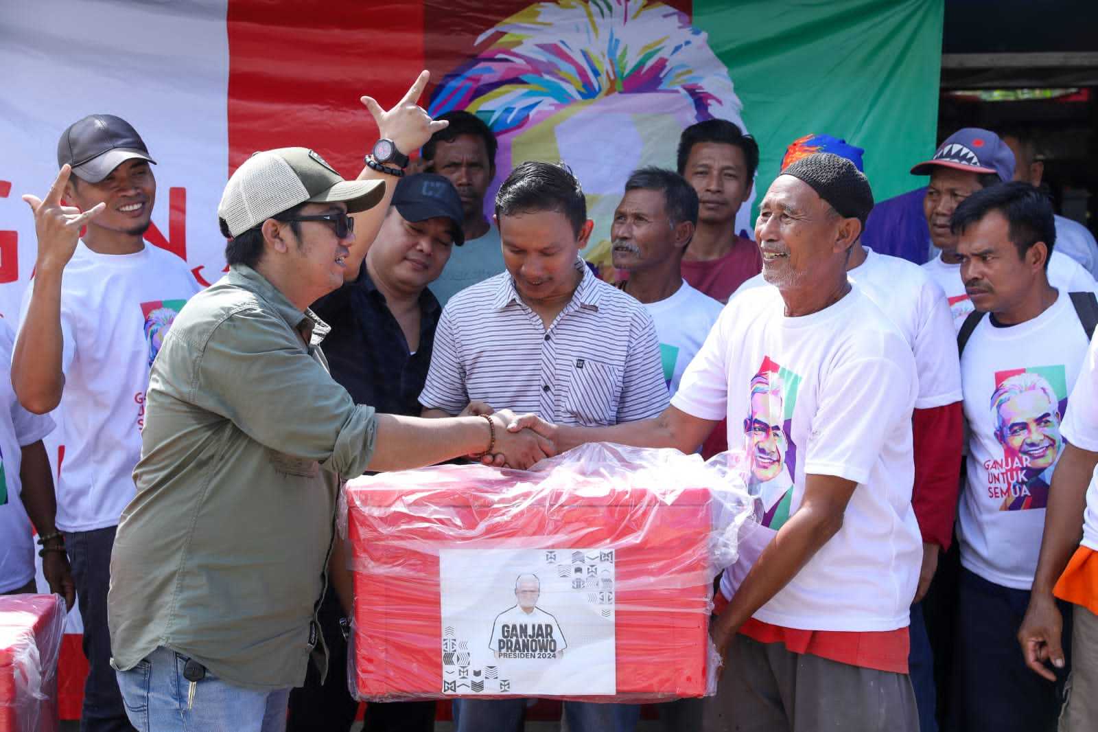 Gardu Ganjar Beri Bantuan Boks Ikan untuk Nelayan di TPI Bayah 2