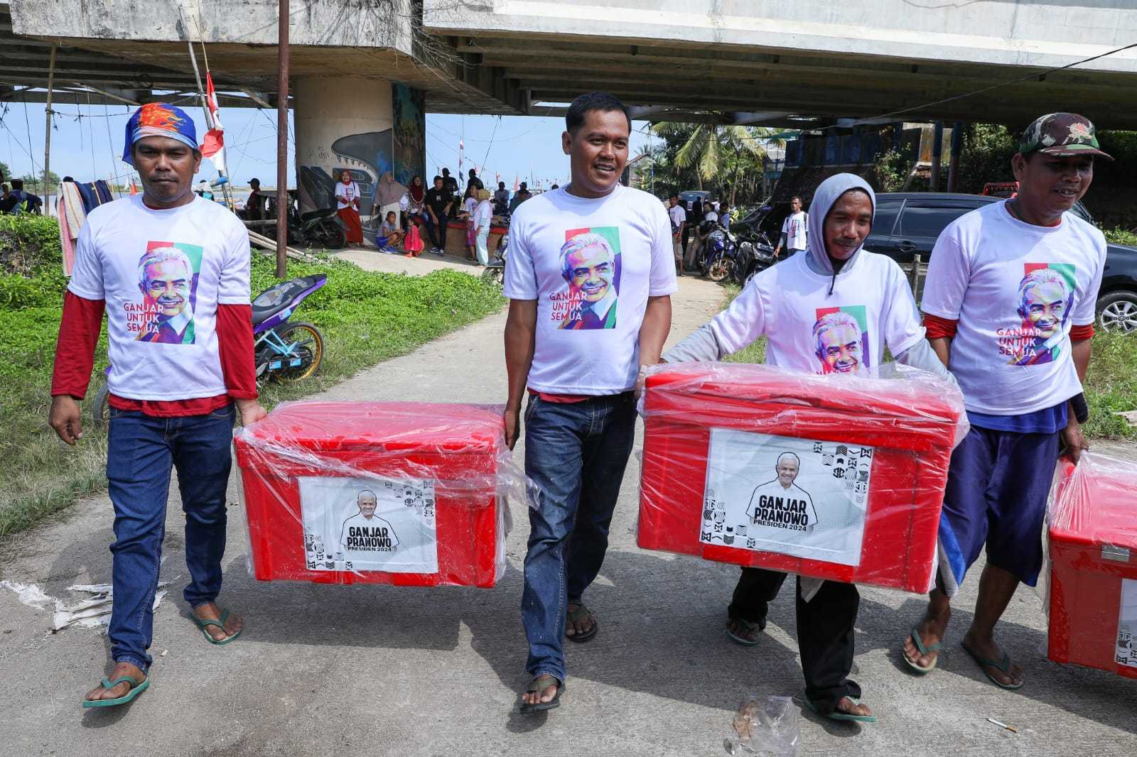 Gardu Ganjar Beri Bantuan Boks Ikan untuk Nelayan di TPI Bayah 3