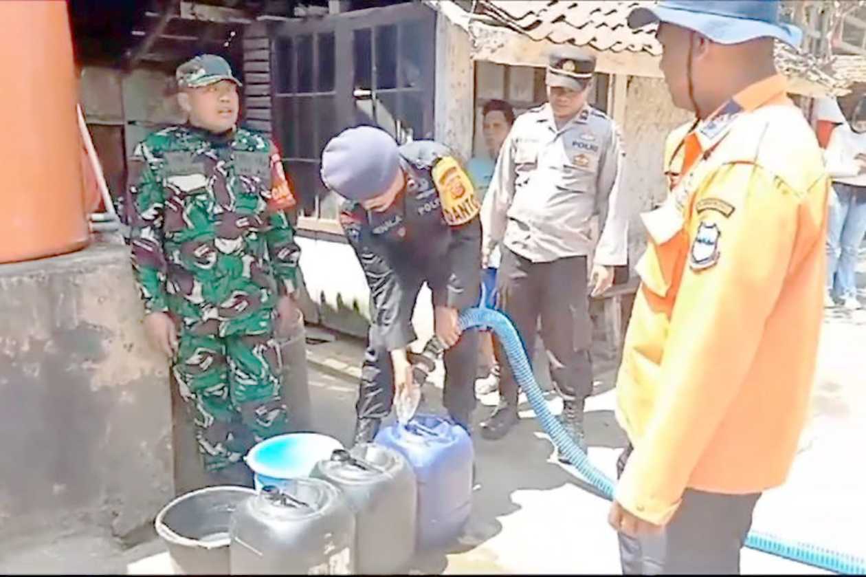 Garut Peroleh Bantuan Truk Brimob untuk Distribusikan Air Bersih