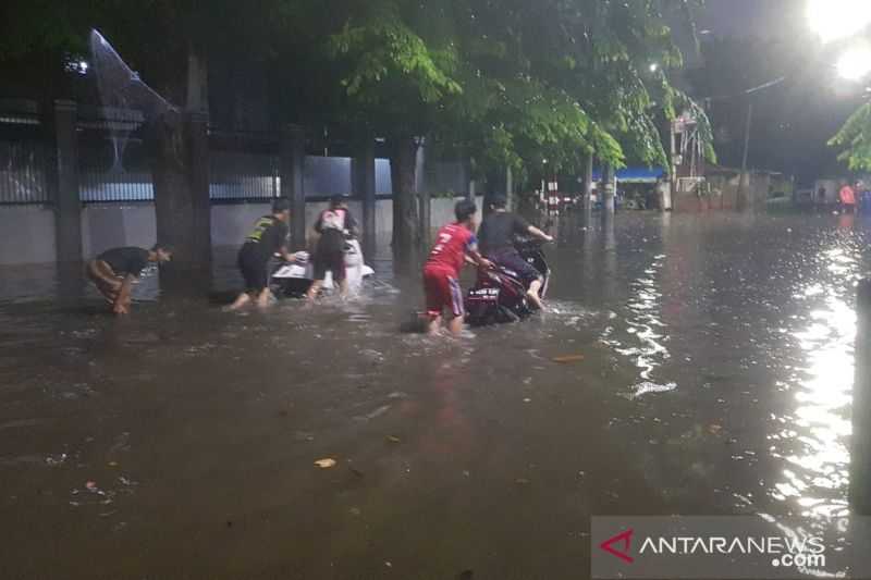 Gawat, Banjir Genangi Sejumlah Ruas Jalan di Jakarta Timur