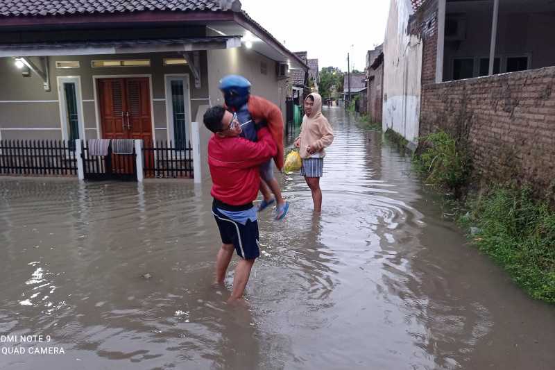 Gawat, Banjir Melanda Permukiman Warga di Rangkasbitung