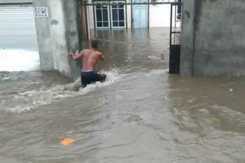 Gawat, Banjir Menutupi Jembatan Meninting Menuju Objek Wisata Senggigi