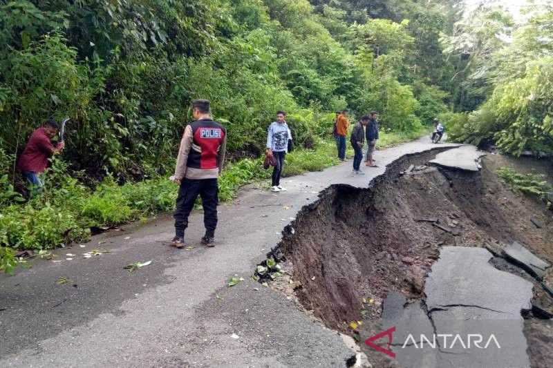 Gawat, BPBD: Lintas Aceh Barat-Pidie Putus Akibat Longsor