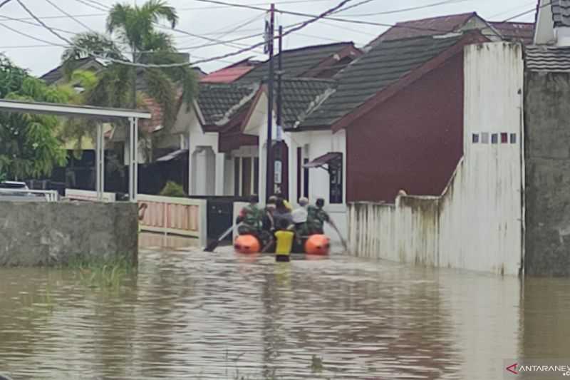 Gawat Ini Tim SAR Evakuasi Ratusan Warga di Palembang yang Terdampak Banjir