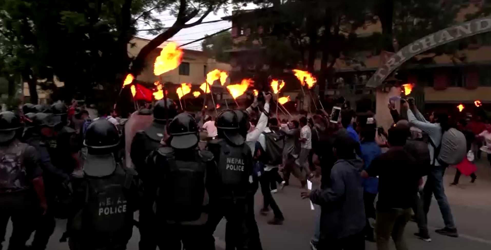 Gawat Keadaan Semakin Kacau! Polisi Nepal Tembakkan Gas Air Mata untuk Membubarkan Protes karena Hal Krusial Ini