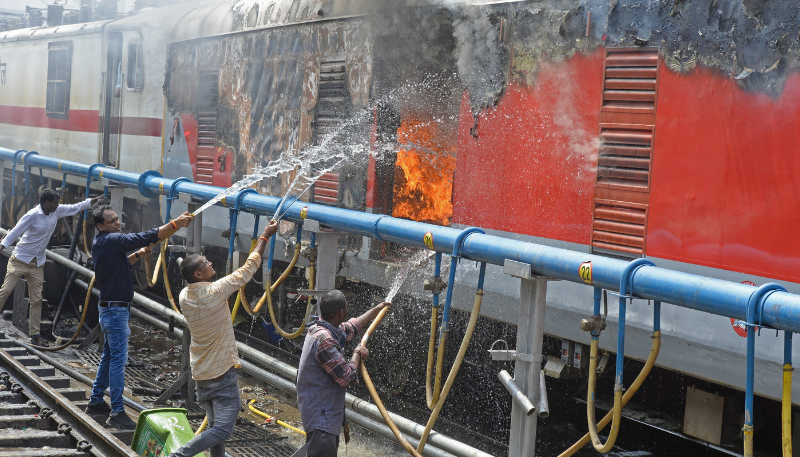 Gawat! Kondisi Semakin Kacau, Kereta Api India Dibakar Sebagai Protes Terhadap Perekrutan Ini