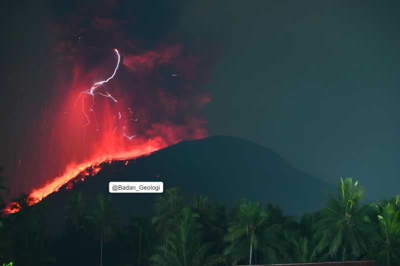 Gawat, Letusan Gunung Ibu Ciptakan Badai Petir Vulkanik Saat Dini Hari