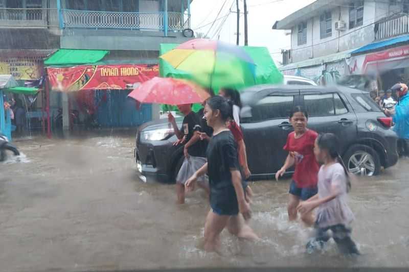 Gawat Peringatan Ini, BMKG: Hujan Lebat Akan Terjadi Hingga Satu Pekan ke Depan di Kalbar yang Tengah Dilanda Banjir