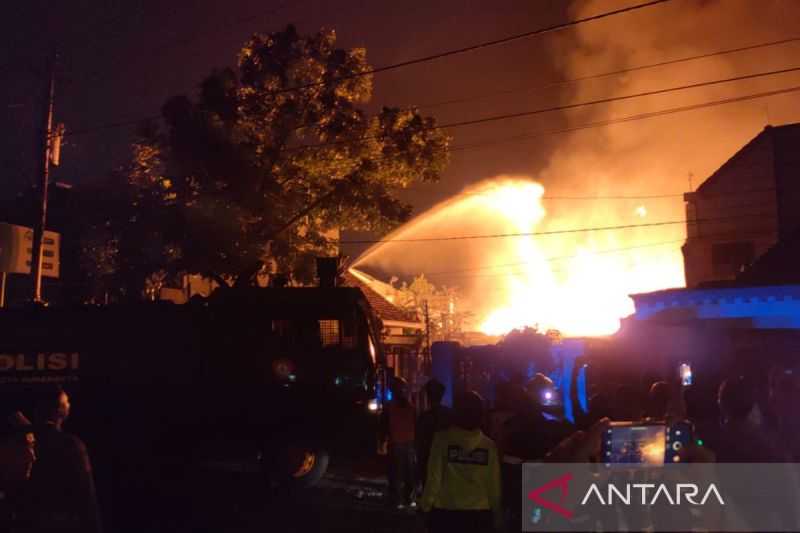 Gawat Semoga Bisa Segera Diatasi, Kebakaran Gudang Rongsok di Solo Menjalar ke Rumah Warga