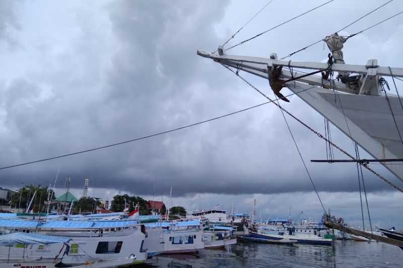 Gawat Semoga Tidak Ada Kapal Tenggelam, Gelombang Laut di Selat Makassar Capai 6 Meter