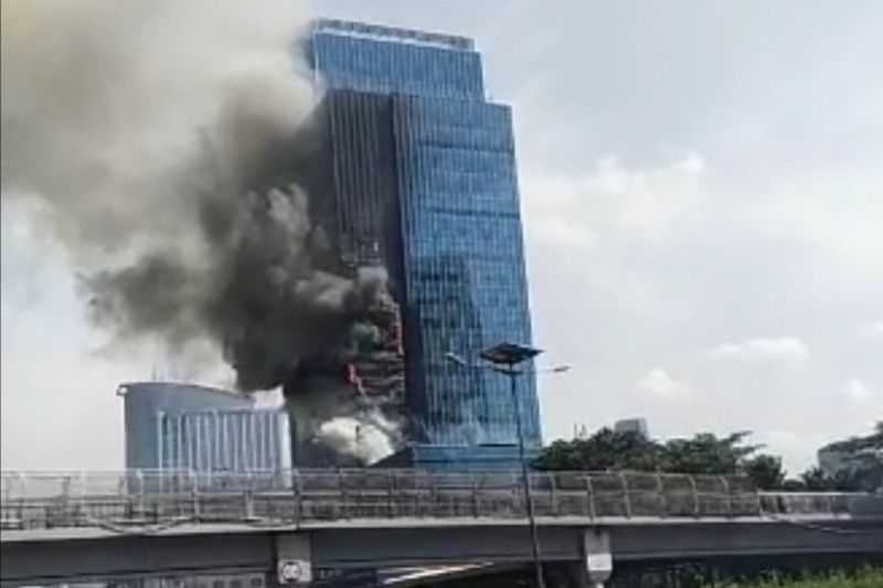 Gedung K-Link di Jalan Gatot Subroto Terbakar