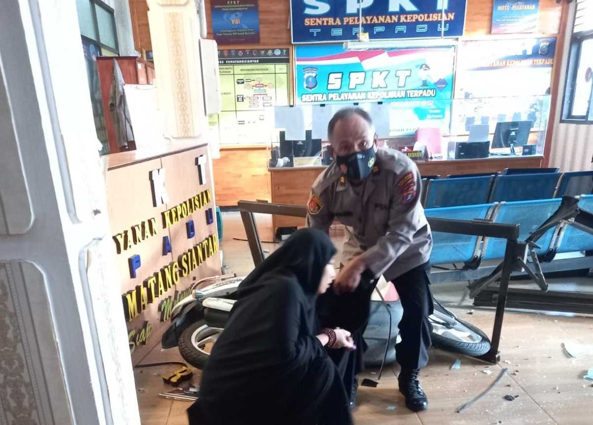 Geger! Perempuan Mau Tabrak Polisi di Mapolres Siantar dengan Motor Malah Menabrak Pintu SPKT, Begini Kronologi Kejadiannya