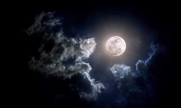 Geger! Terkenal dengan Nama ‘Dokter Bulan’, Orang Ini Mengaku Bisa Sembuhkan Segala Penyakit dengan Sinar Bulan