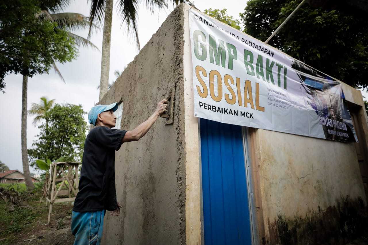 Gelar Bakti Sosial, Ganjar Muda Padjajaran Renovasi MCK Pondok Pesantren di Kabupaten Garut 2