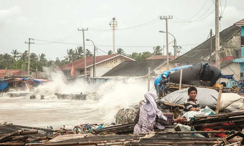 GELOMBANG TINGGI DAMPAK ERUPSI GUNUNG ANAK KRAKATAU