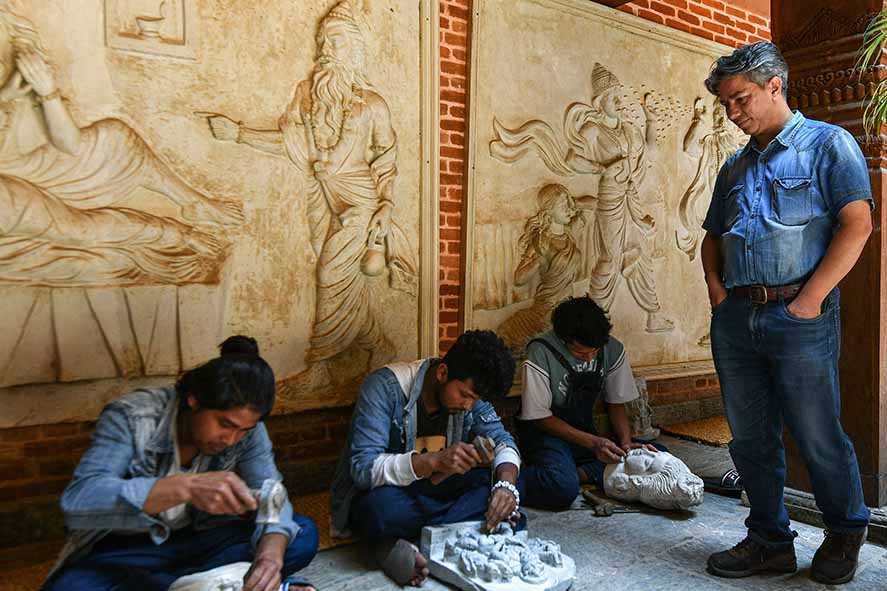 Gempa yang Memicu Kebangkitan Keterampilan Kerajinan Arsitektur Tradisional Nepal