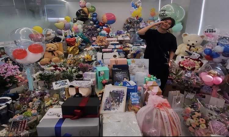 Genap Berusia 35 Tahun, Lee Min Ho Sumringah Kebanjiran Hadiah dari Para Fans