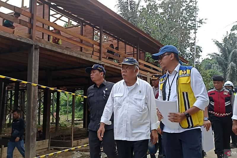 Gencarkan Upaya Pelestarian, Menteri PUPR Tinjau Renovasi Rumah Betang Cagar Budaya di Kapuas Hulu