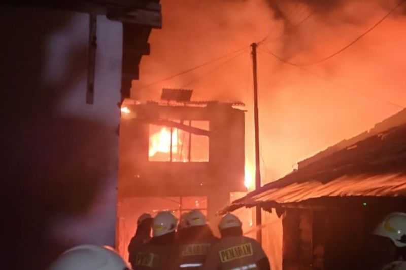 Gerak Cepat, 65 Personel Gulkarmat Jaksel Padamkan Kebakaran di Cilandak