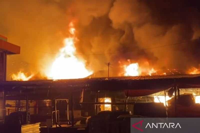 Gerak Cepat, Armada Damkar Padamkan Puluhan Kios Terbakar di Pasar Leuwiliang Bogor