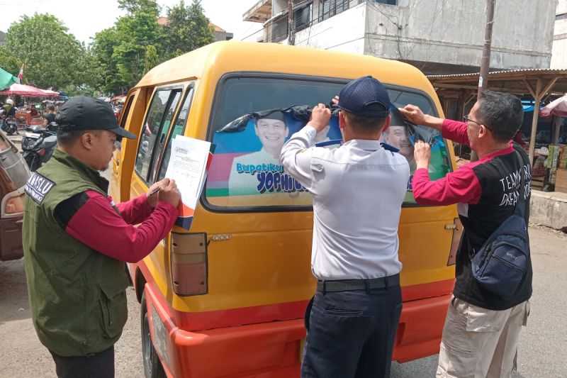 Gerak Cepat Atasi Pelanggaran, Bawaslu Purworejo Tertibkan Stiker Kampanye di Angkutan Umum