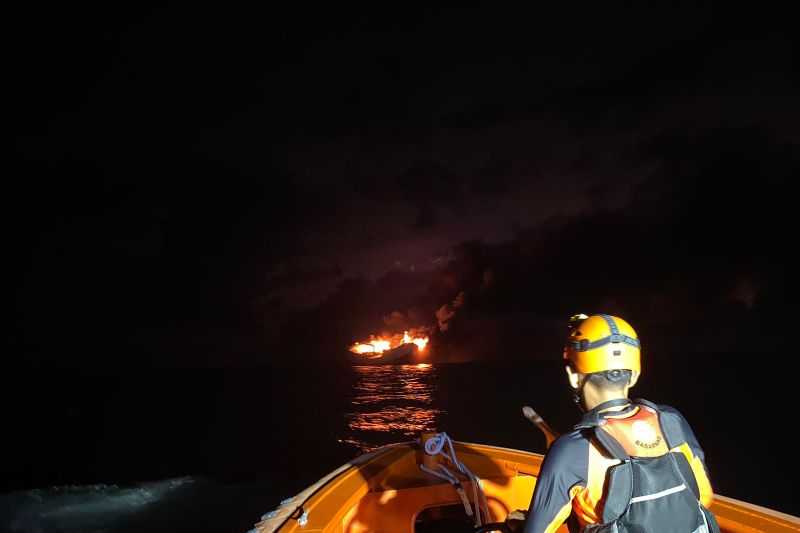 Gerak Cepat, Basarnas Bali Evakuasi KM Bandar Nelayan 271 yang Terbakar