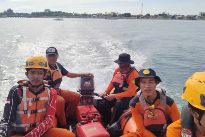 Gerak Cepat, Basarnas Makassar Lakukan Pencarian Nelayan yang Jatuh dari Perahu