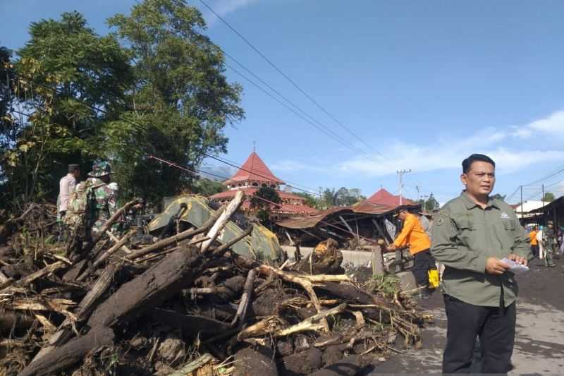 Gerak Cepat, BNPB: Petugas Gabungan Bersihkan Material Pascabanjir di Agam Sumbar