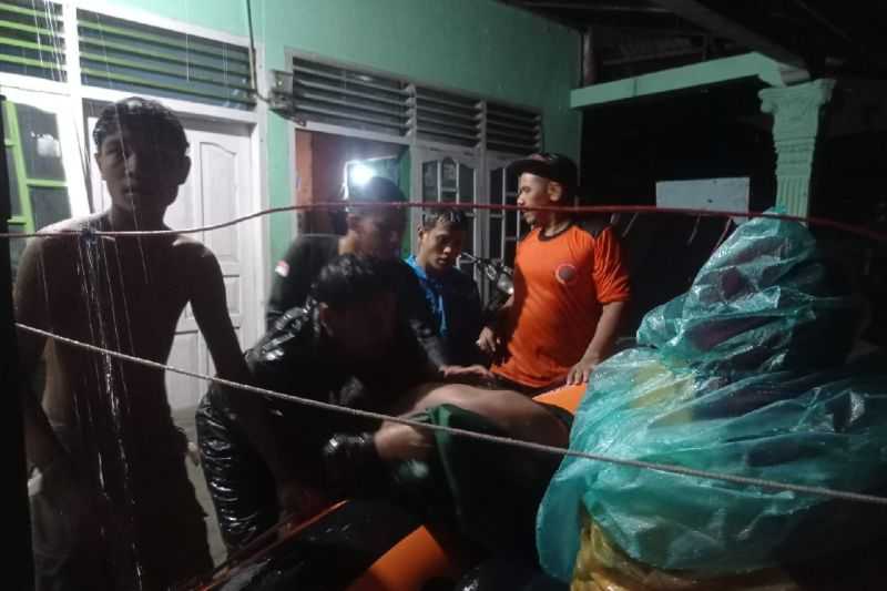 Gerak Cepat, BPBD Padang Evakuasi Puluhan Korban Banjir di Alai Parak Kopi