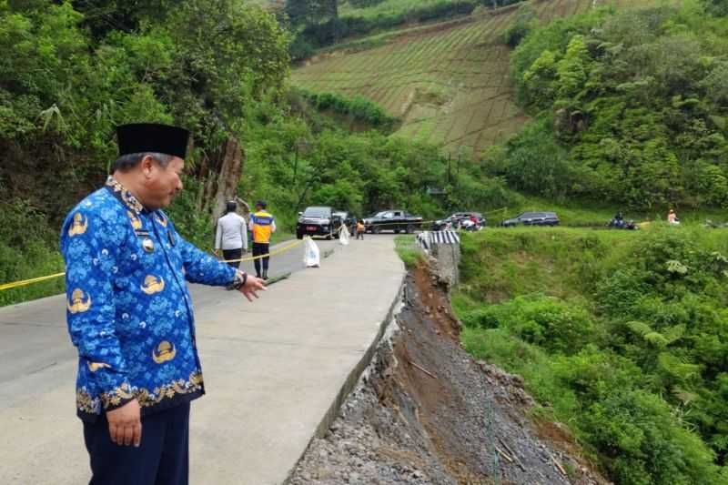 Gerak Cepat, Bupati Garut Tegaskan Jalan Banjarwangi yang Longsor Secepatnya Diperbaiki