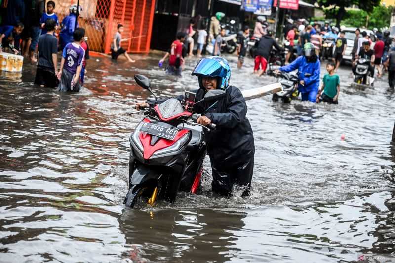Gerak Cepat, DKI Siagakan Ribuan Petugas dan Pompa untuk Atasi Banjir