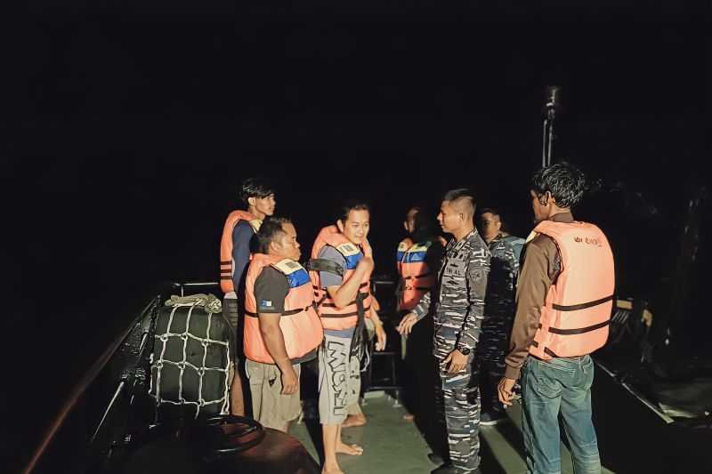 Gerak Cepat, KRI Lepu-861 Selamatkan Enam ABK Kapal Tenggelam di Perairan Kepri