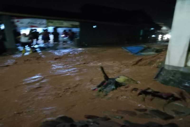 Gerak Cepat, Pemkab Pekalongan Evakuasi Korban Banjir Bandang di Desa Wangandowo