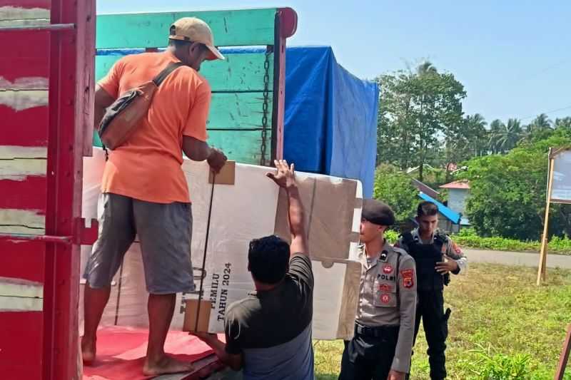 Gerak Cepat, Polda Maluku Kawal Pengiriman Logistik Pemilu ke KPU Buru Selatan
