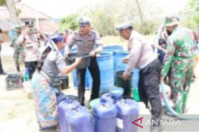 Gerak Cepat, Polres Bangkalan Salurkan Bantuan Air Bersih ke Desa Rawan Kekeringan