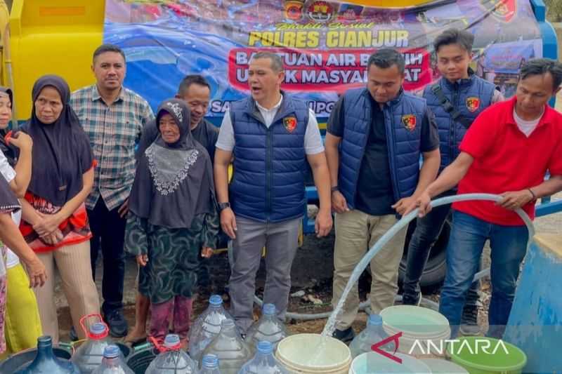 Gerak Cepat, Polres Cianjur Distribusikan Air Bersih untuk Warga dengan Dua Tangki