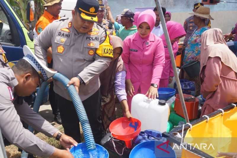 Gerak Cepat, Polres Pamekasan Bantu Air Bersih ke Desa yang Terdampak Kekeringan