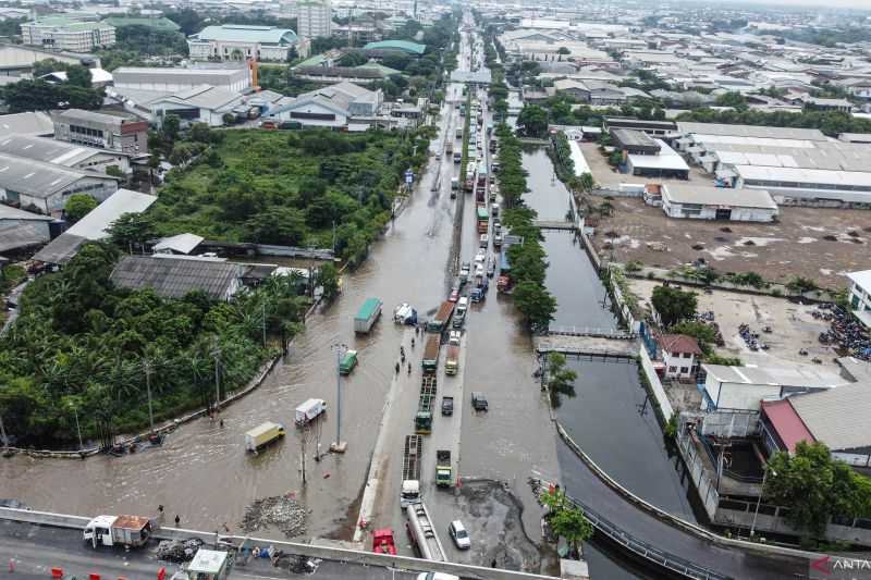 Gerak Cepat, Polri Kerahkan Pompa Air Bantu Tangani Banjir Jateng