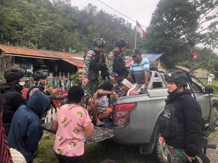 Gerak Cepat Satgas YR 142/KJ  Evakuasi Mama Papua yang Terluka