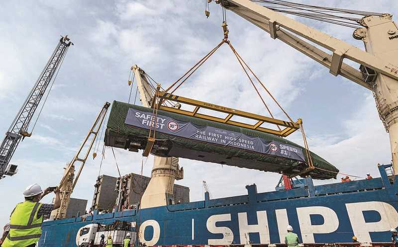 GERBONG KERETA API CEPAT TIBA DI JAKARTA