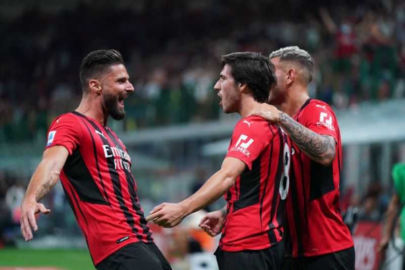 Giroud Cetak Dua Gol, AC Milan Hancurkan Cagliari