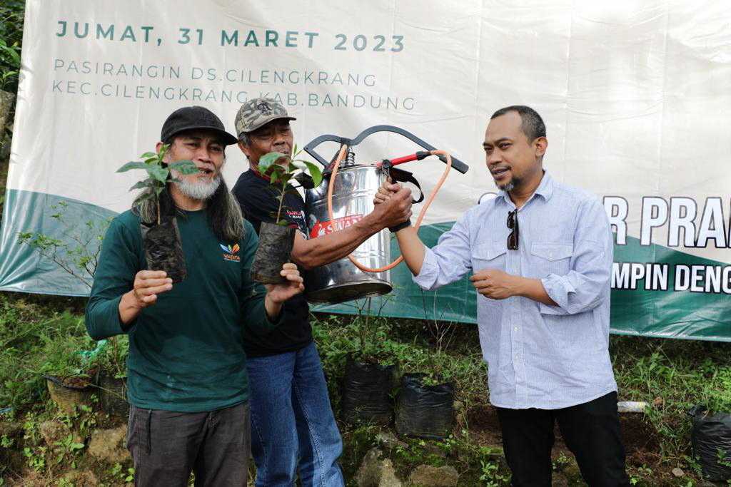 GMP Berikan Bibit dan Alat Pertanian Ke Petani Kopi di Kawasan Gunung Manglayang