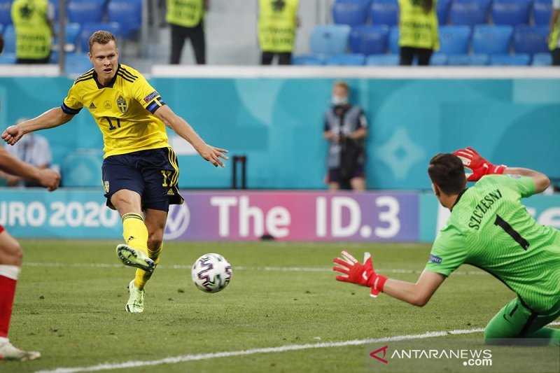 Gol Dramatis Claesson Bawa Swedia Atasi Polandia 3-2 untuk Juarai Grup E