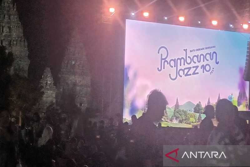 Grup Band Tulus Membawa Puluhan Ribu Penonton Prambanan Jazz Festival Bergoyang