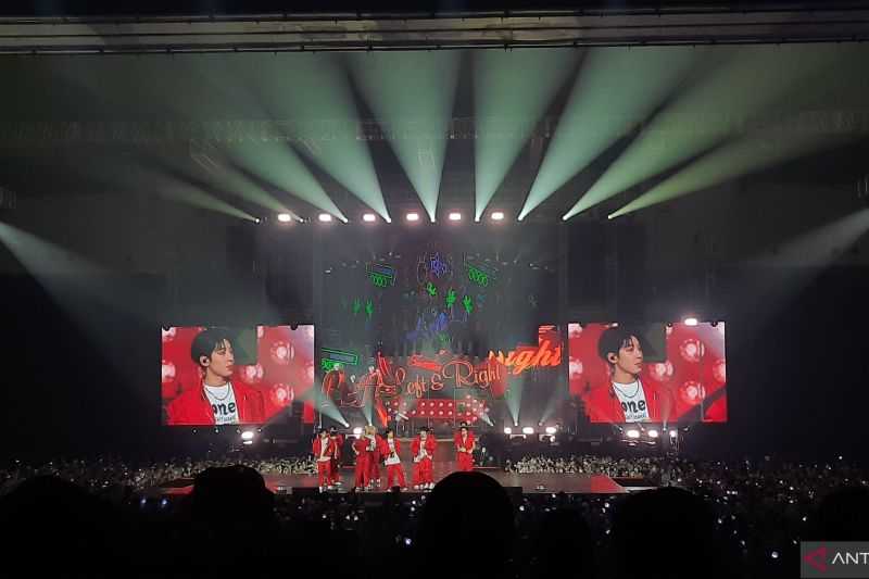 Grup Idola K-pop SEVENTEEN Buka Konser di Jakarta dengan Lagu Hot
